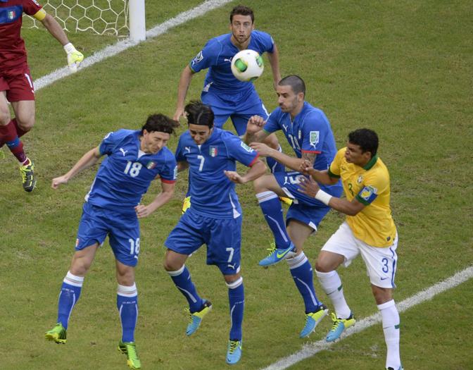 Il Brasile tiene di pi la palla ed entra di pi in area. Montolivo, prima di uscire per infortunio, d una mano dietro ad Aquilani e Bonucci sull'attacco di Thiago Silva. Afp